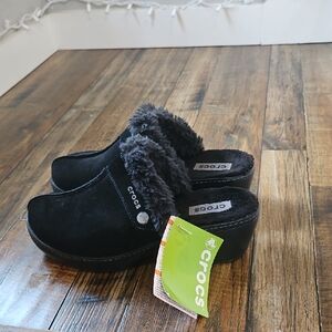 CROCS Women's Black Fuzzy Lined Mules
